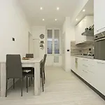 Joivy Stylish 3-bed Flat Near The Aquarium *