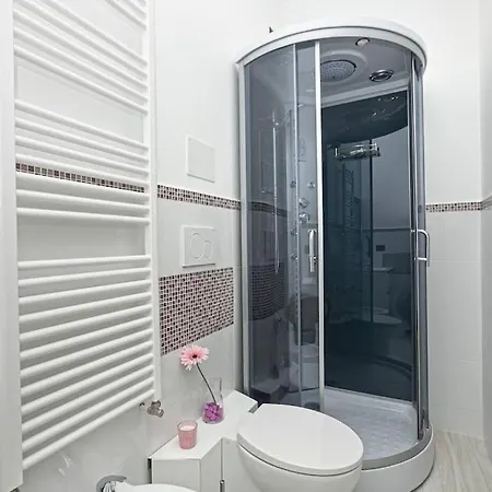 Joivy Stylish 3-bed Flat Near The Aquarium דירה