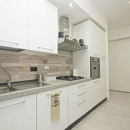 Joivy Stylish 3-bed Flat Near The Aquarium Apartment